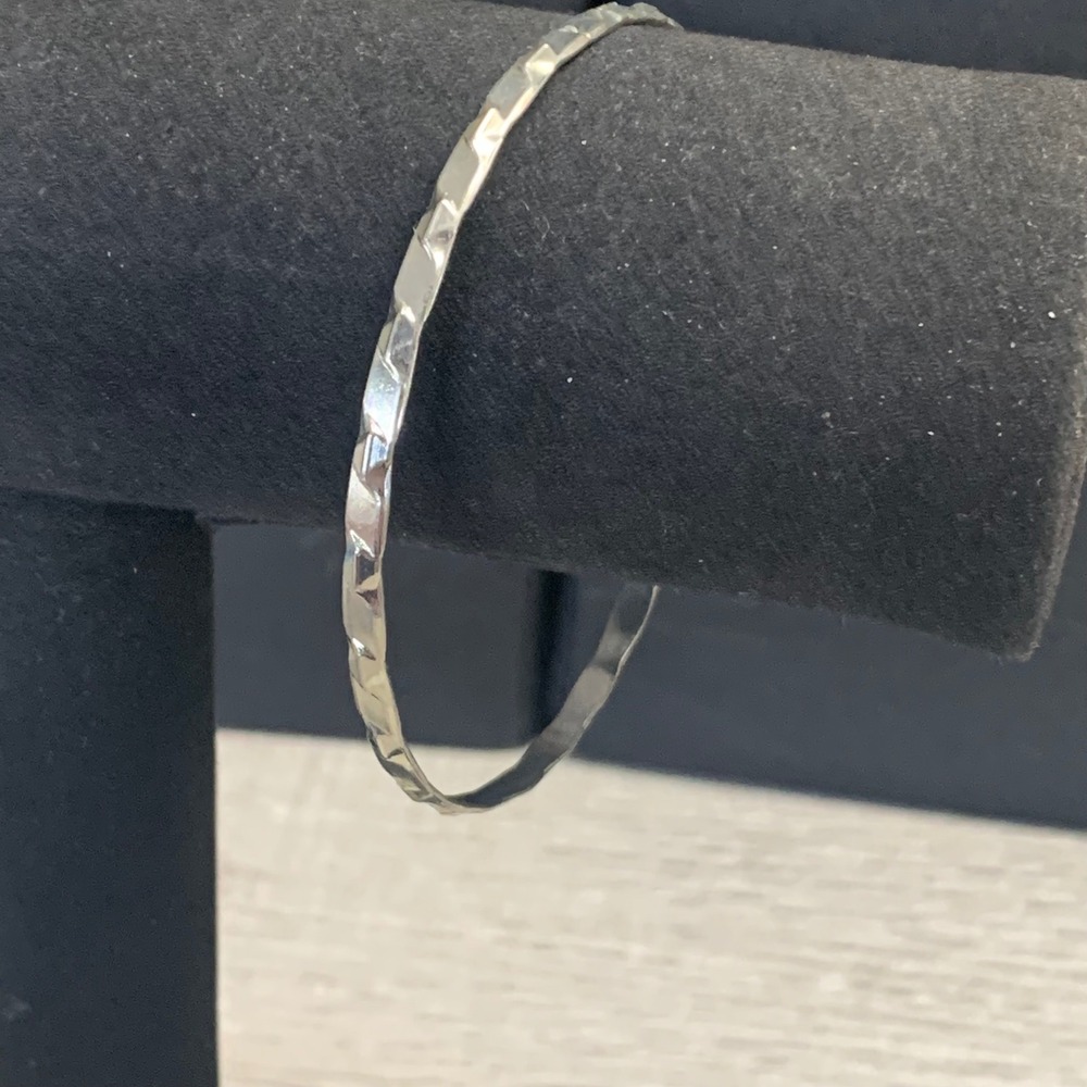 Silver Tone Diamond Cut Textured Bangle Bracelet 9 Inch Circumference 4420
